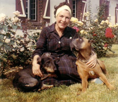 Solange Boulesteix avec ses chiens, dans son jardin.